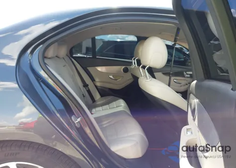 2015 Mercedes-Benz C 300 из США, поврежденный, VIN 55SWF4JB3FU051243